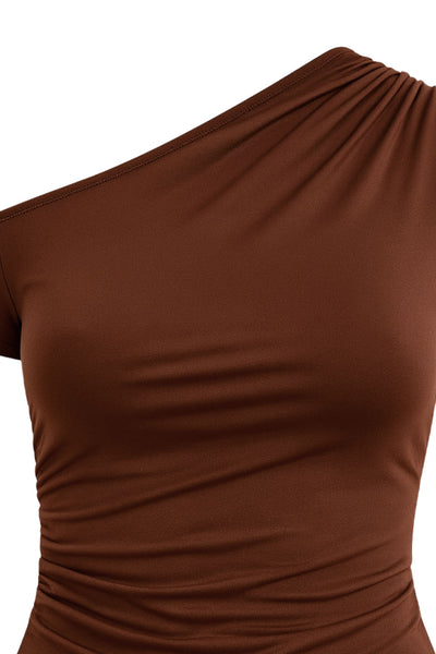 Top ajustado sin mangas, de cuello diagonal con hombro descubierto, plisados en hombros y bajo frontal asimétrico.