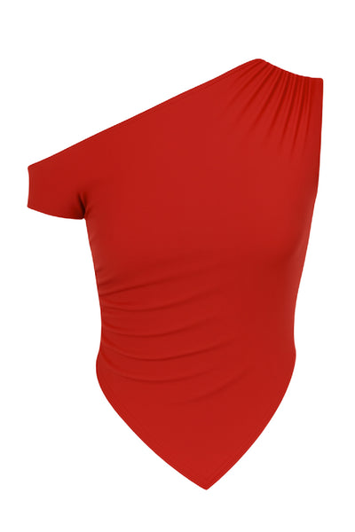 Top ajustado sin mangas, de cuello diagonal con hombro descubierto, plisados en hombros y bajo frontal asimétrico.