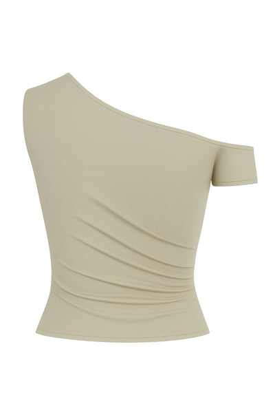 Top ajustado sin mangas, de cuello diagonal con hombro descubierto, plisados en hombros y bajo frontal asimétrico.
