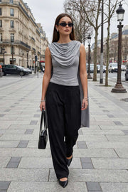 Top de fit ajustado, sin mangas, cuello redondo y detalle decorativo frontal con plisados en hombros.