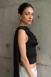 Top de fit ajustado, sin mangas, cuello redondo y detalle decorativo frontal con plisados en hombros.