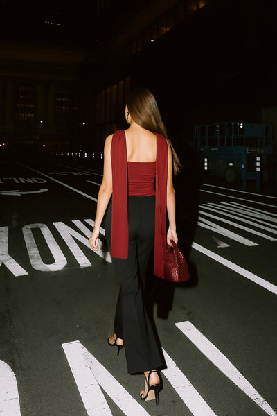 Top de fit ajustado, sin mangas, cuello redondo y detalle decorativo frontal con plisados en hombros.