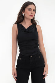 Top corto de fit ajustado, sin mangas, cuello barco con escote fluido, plisados en costados y bajo curveado.