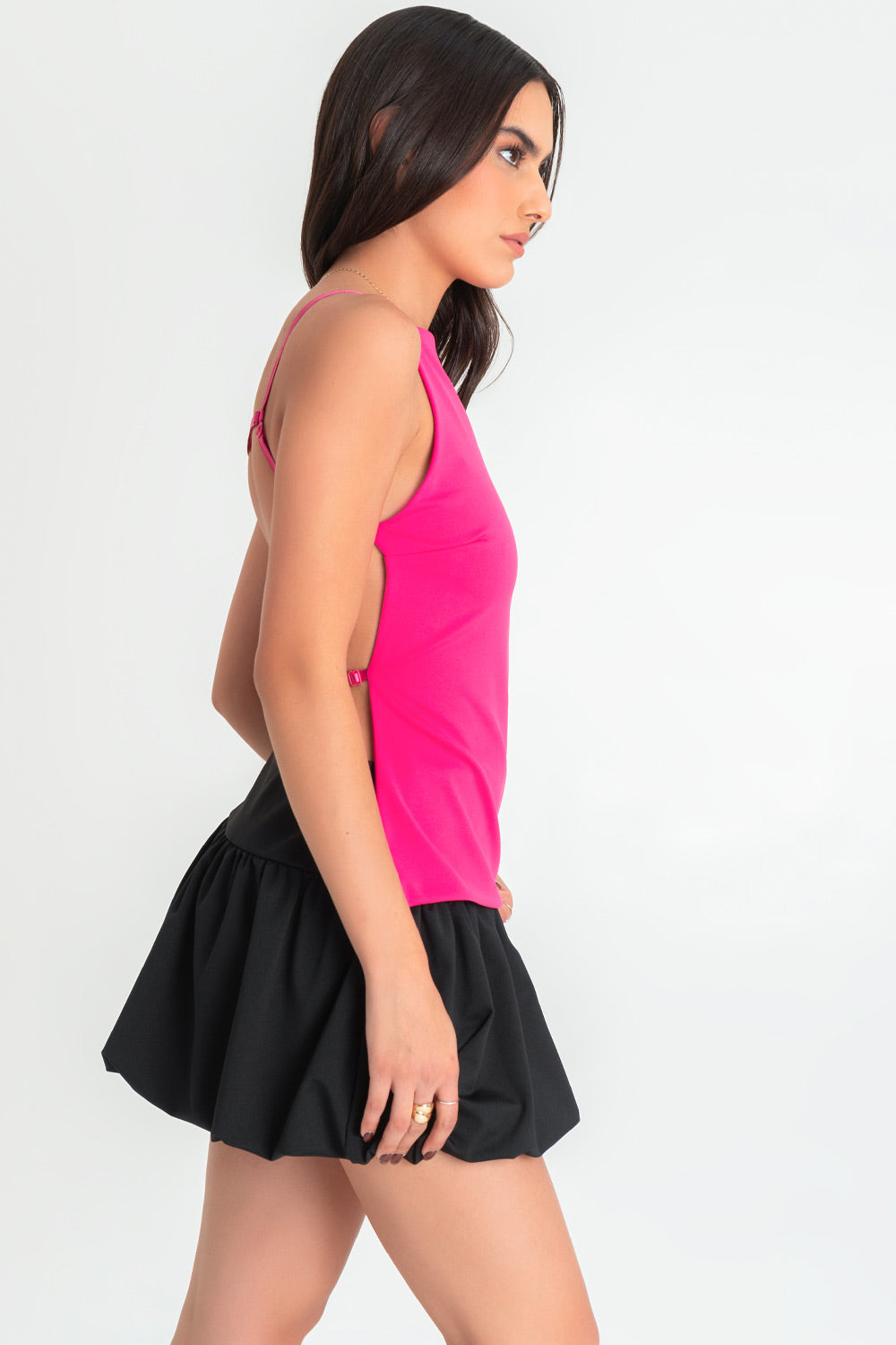 Top de fit ajustado, cuello halter, tirantes delgados ajustables y escote espalda.