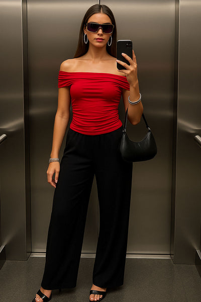 Top de fit ajustado, hombros descubiertos, manga corta seguida con plisados laterales, escote recto y plisados en costados.