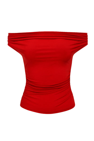 Top de fit ajustado, hombros descubiertos, manga corta seguida con plisados laterales, escote recto y plisados en costados.