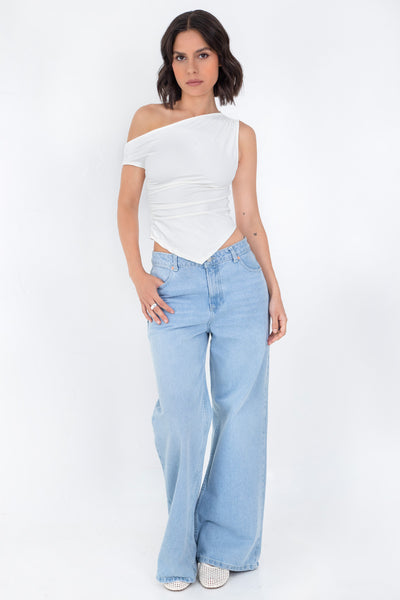 Top ajustado sin mangas, de cuello diagonal con hombro descubierto, plisados en hombros y bajo frontal asimétrico.