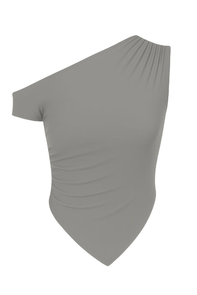 Top ajustado sin mangas, de cuello diagonal con hombro descubierto, plisados en hombros y bajo frontal asimétrico.