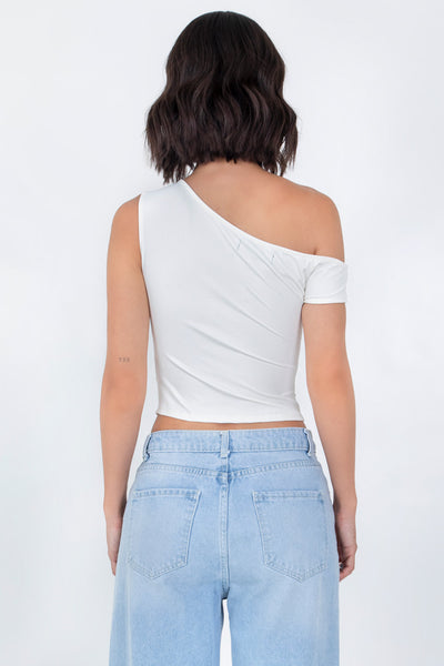 Top ajustado sin mangas, de cuello diagonal con hombro descubierto, plisados en hombros y bajo frontal asimétrico.