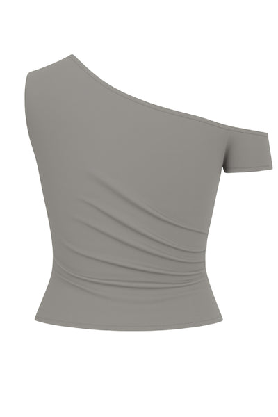 Top ajustado sin mangas, de cuello diagonal con hombro descubierto, plisados en hombros y bajo frontal asimétrico.
