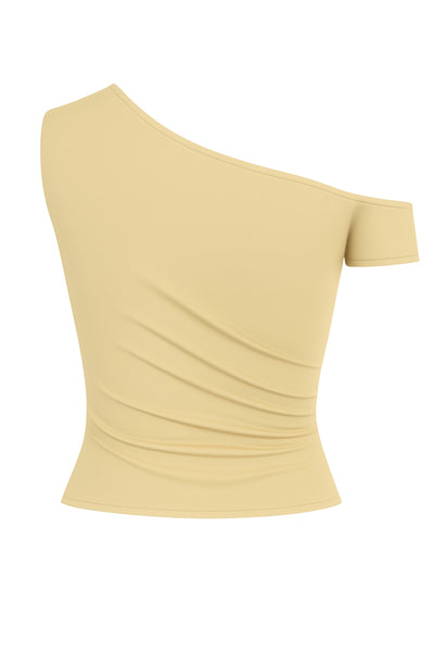 Top ajustado sin mangas, de cuello diagonal con hombro descubierto, plisados en hombros y bajo frontal asimétrico.
