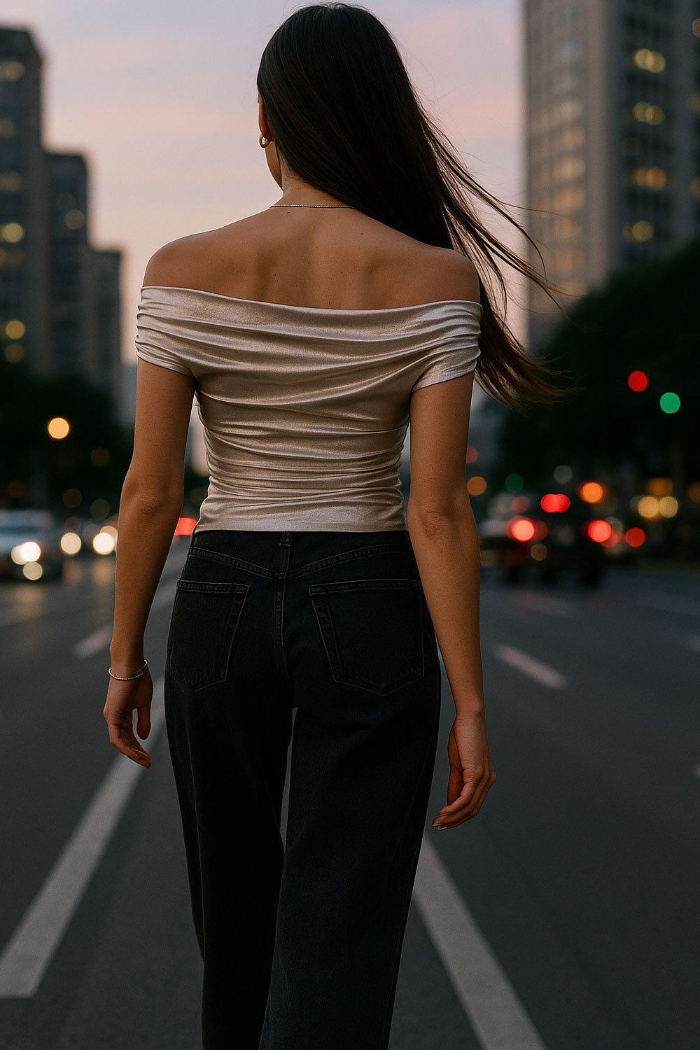 Top metálico de fit ajustado, hombros descubiertos, escote recto y manga corta seguida con plisados laterales.