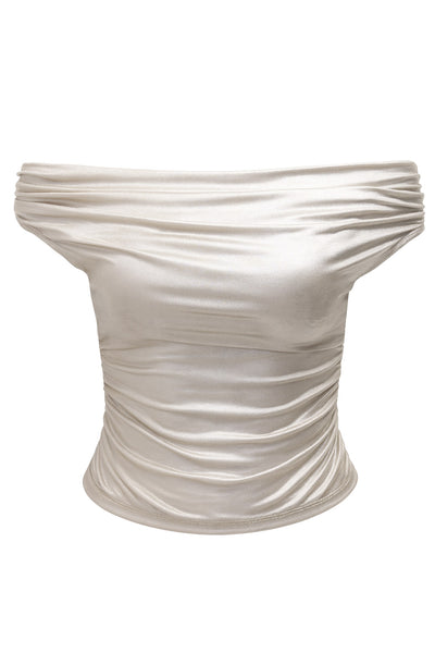 Top metálico de fit ajustado, hombros descubiertos, escote recto y manga corta seguida con plisados laterales.