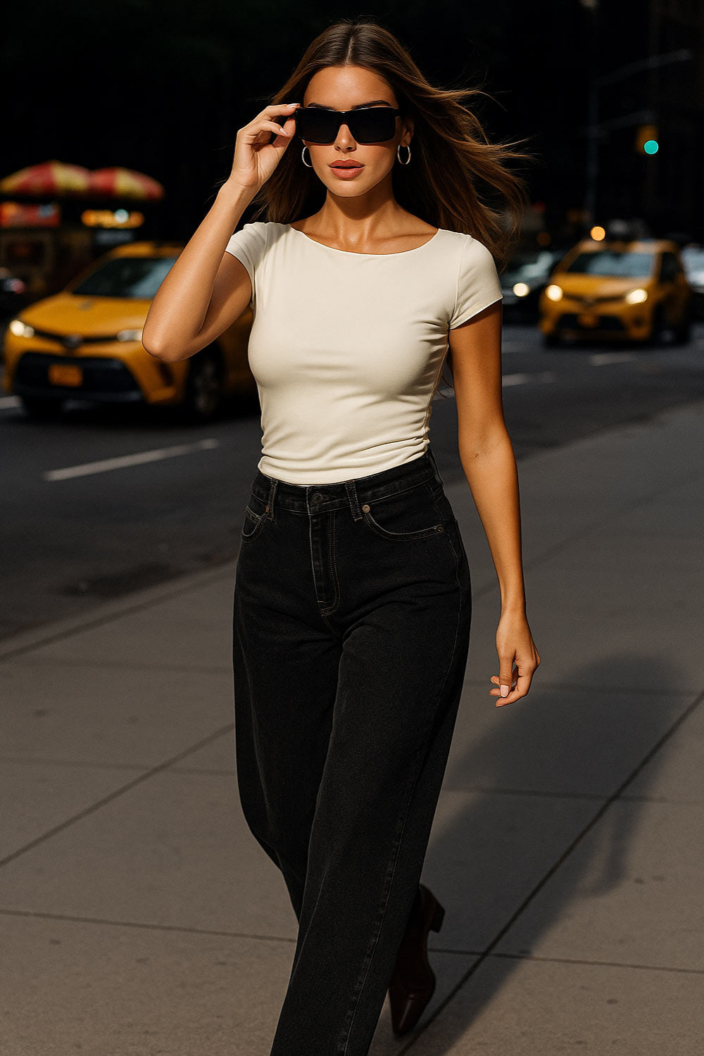 Top de fit ajustado, manga corta, cuello barco y escote en espalda con lazo amarrable posterior.