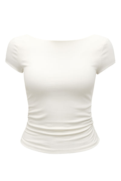 Top de fit ajustado, manga corta, cuello barco y escote en espalda con lazo amarrable posterior.