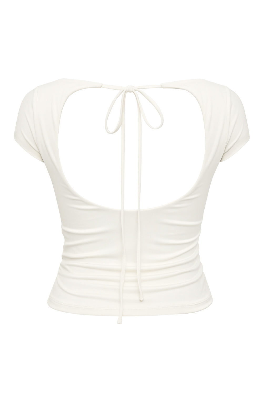 Top de fit ajustado, manga corta, cuello barco y escote en espalda con lazo amarrable posterior.