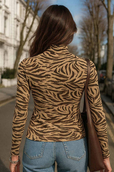 Top de estampado animal, fit ajustado, cuello alto y manga larga.