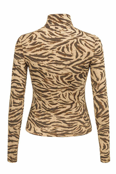 Top de estampado animal, fit ajustado, cuello alto y manga larga.