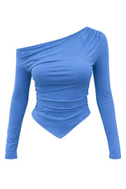 Top asimétrico de fit ajustado, cuello diagonal asimétrico con hombro descubierto, manga larga, plisados en un hombro y bajo v frontal.