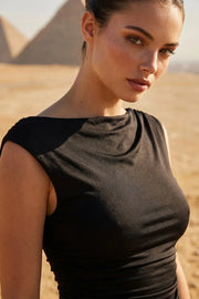 Top ajustado sin mangas, de cuello diagonal con hombro descubierto, plisados en hombros y costados.