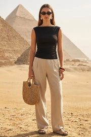 Top ajustado sin mangas, de cuello diagonal con hombro descubierto, plisados en hombros y costados.