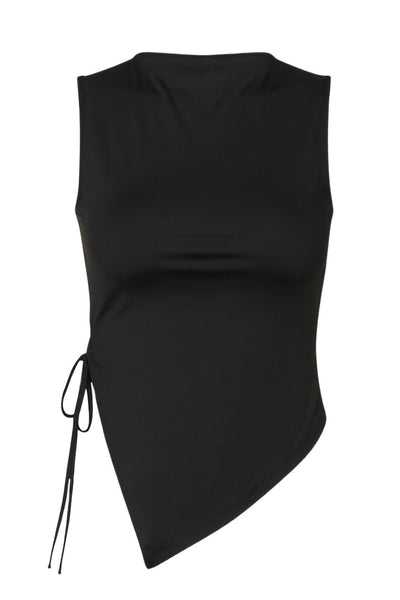 Top asimétrico de fit recto, cuello barco, sin mangas, bajo asimétrico diagonal con abertura lateral y lazo amarrable decorativo.