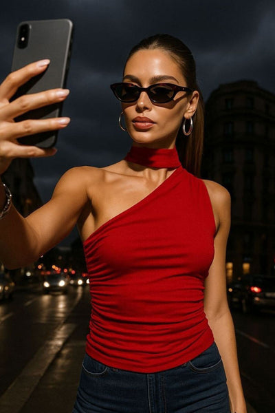 Blusa satinada asimétrica de fit recto, sin mangas, escote diagonal con detalle de choker cruzado.