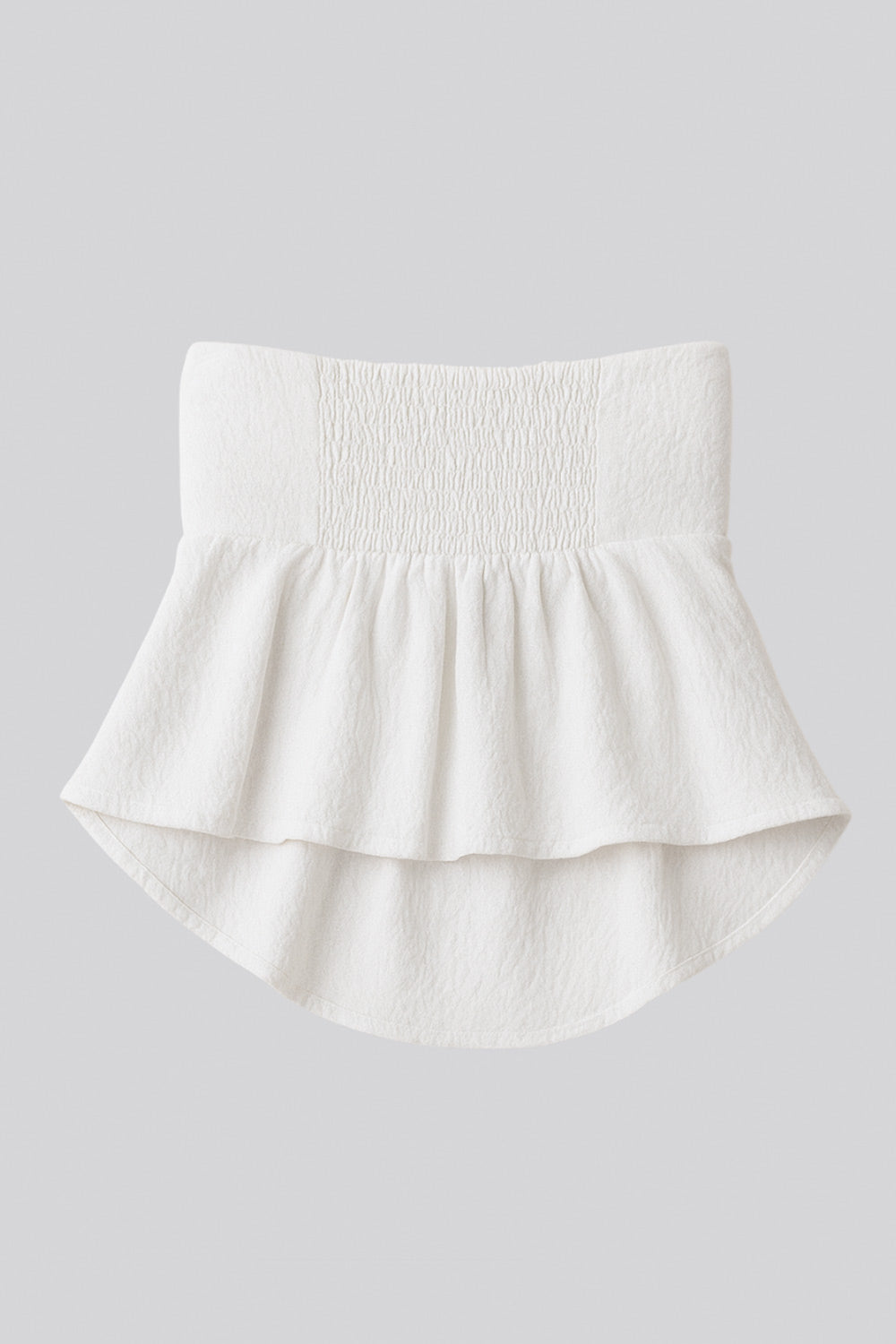 Top corto halter con lazo amarrable posterior, escote corazón con jareta ajustable y plisados frontales. Detalle de peplum con olanes y fruncido en espalda.