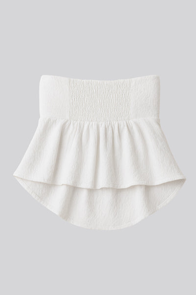 Top corto halter con lazo amarrable posterior, escote corazón con jareta ajustable y plisados frontales. Detalle de peplum con olanes y fruncido en espalda.