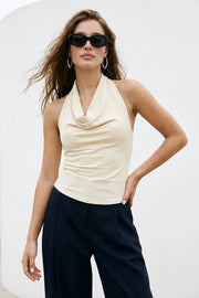 Top de cuello halter con escote fluido, fit ajustado, sin mangas y escote en espalda con plisados.