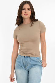 Top básico de fit ajustado, manga corta y cuello redondo.
