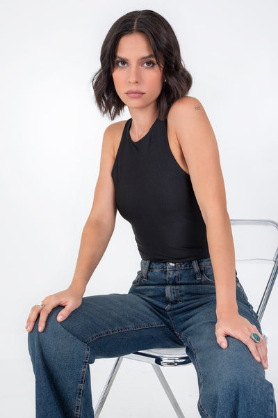 Top básico satinado de fit ajustado, sin mangas y cuello redondo.