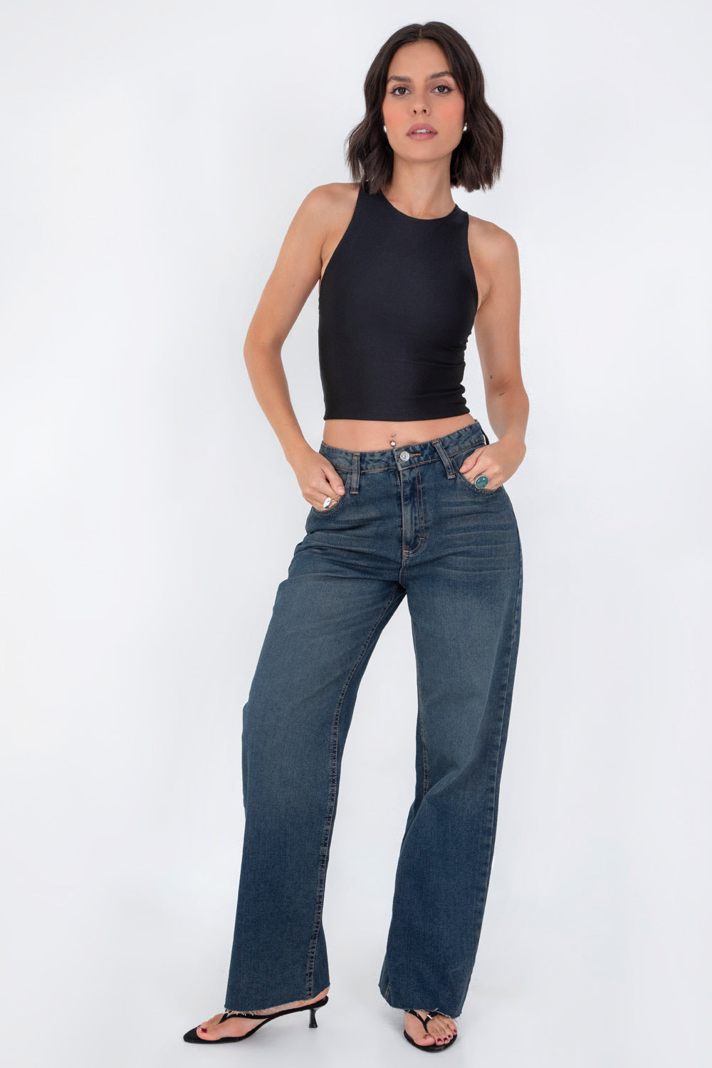 Top básico satinado de fit ajustado, sin mangas y cuello redondo.