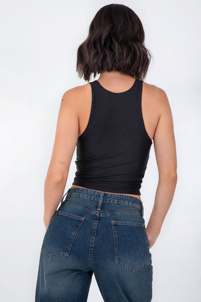 Top básico satinado de fit ajustado, sin mangas y cuello redondo.