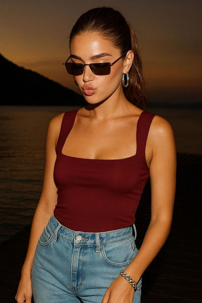 Top básico de fit ajustado, sin mangas y escote cuadrado.