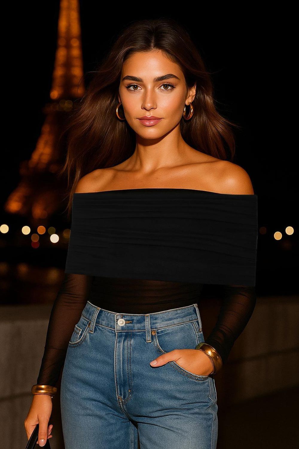 Top de mesh, fit ajustado, hombros descubiertos, manga larga, escote recto con doblez y plisados decorativos.