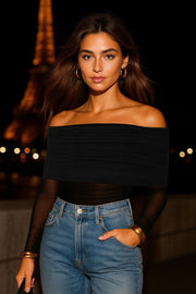 Top de mesh, fit ajustado, hombros descubiertos, manga larga, escote recto con doblez y plisados decorativos.