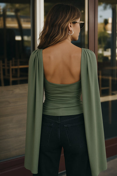 Top de fit ajustado, sin mangas, cuello redondo y detalle decorativo frontal con plisados en hombros.