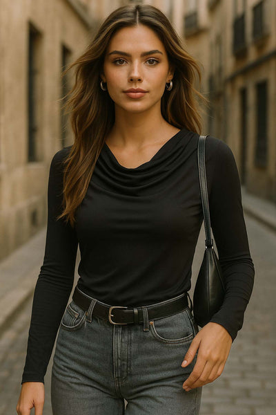 Top de fit ajustado, cuello barco con escote fluido, plisados en hombros y manga larga.