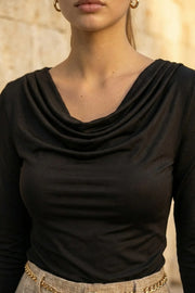 Top de fit ajustado, cuello barco con escote fluido, plisados en hombros y manga larga.