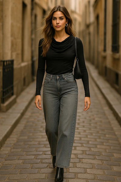 Top de fit ajustado, cuello barco con escote fluido, plisados en hombros y manga larga.