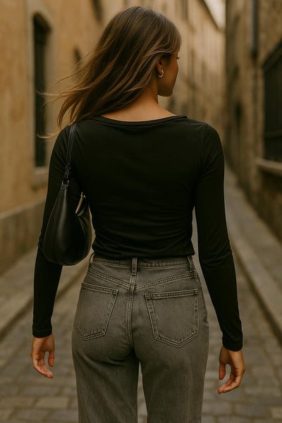 Top de fit ajustado, cuello barco con escote fluido, plisados en hombros y manga larga.