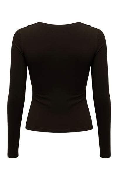 Top de fit ajustado, cuello barco con escote fluido, plisados en hombros y manga larga.