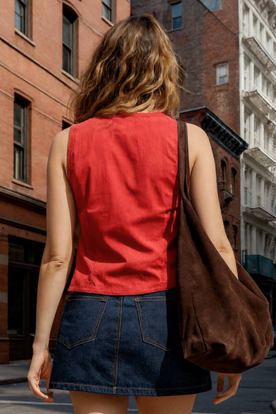 Top corto de fit recto, sin mangas, cuello redondo, bajo v frontal y cierre con hilera de botones.