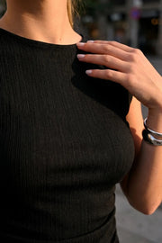 Top canalé sin mangas, de fit ajustado, cuello barco y plisados en costados.