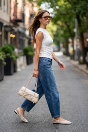 Top canalé sin mangas, de fit ajustado, cuello barco y plisados en costados.