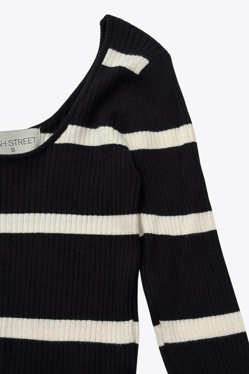 Top corto canalé de estampado de rayas, manga larga, fit ajustado y escote redondo.