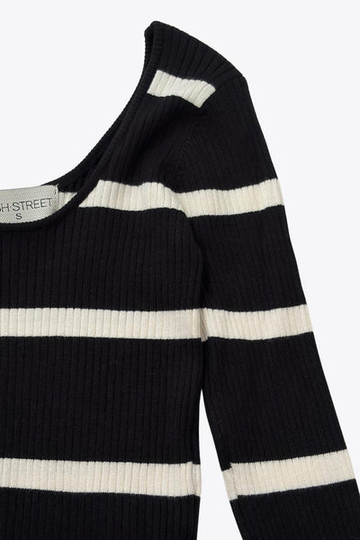 Top corto canalé de estampado de rayas, manga larga, fit ajustado y escote redondo.