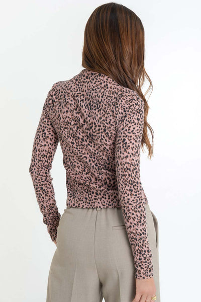 Top canalé de estampado leopardo, fit recto, manga larga y cuello mock seguido.