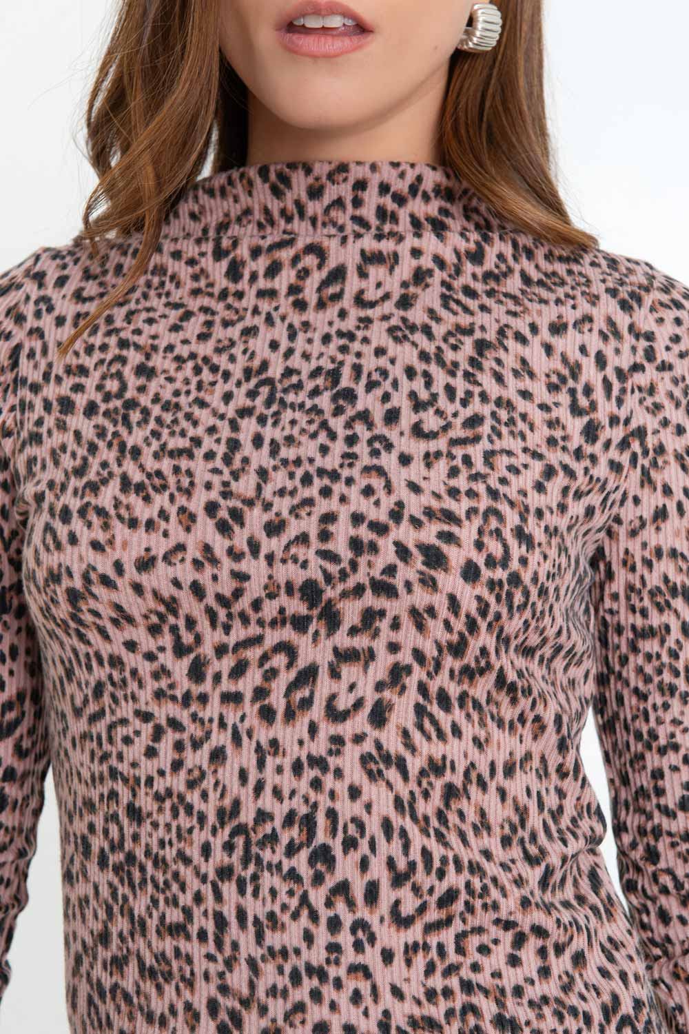 Top canalé de estampado leopardo, fit recto, manga larga y cuello mock seguido.